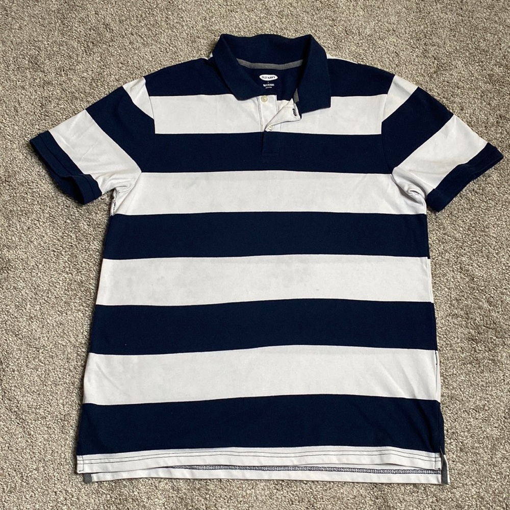 Men Old Navy V-Neck button polo shirt. Size L